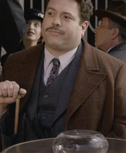 Dan Fogler Fantastic Beasts 2 Jacob Kowalski Brown Coat closeup.webp