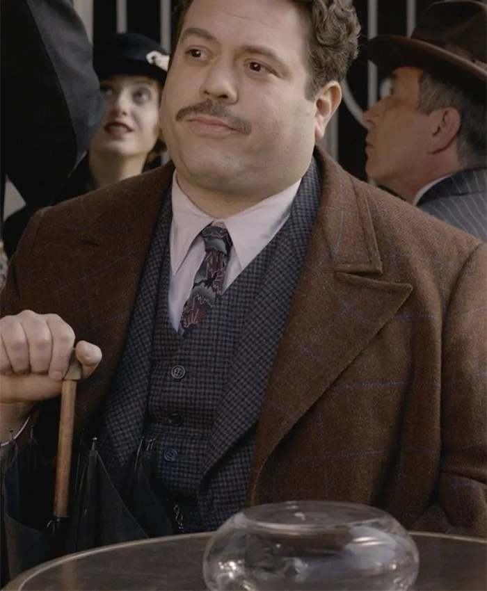 Dan Fogler Fantastic Beasts 2 Jacob Kowalski Brown Coat closeup.webp