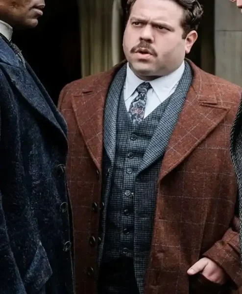 Dan Fogler Fantastic Beasts 2 Jacob Kowalski Brown Coat left.webp