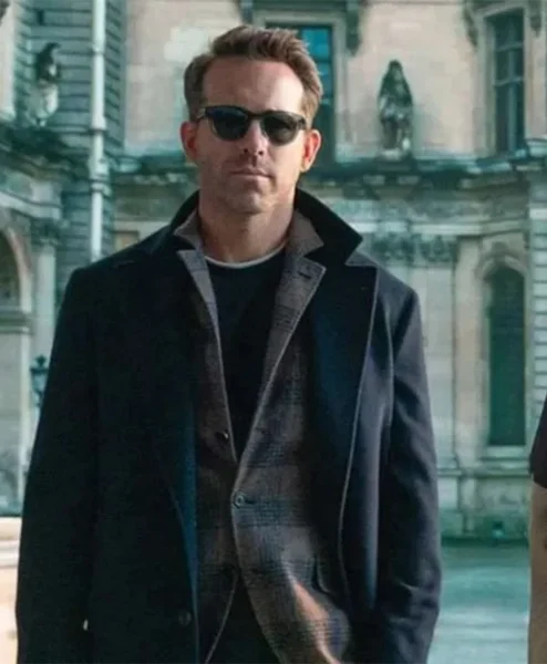 Red Notice Ryan Reynolds Black Coat front.webp