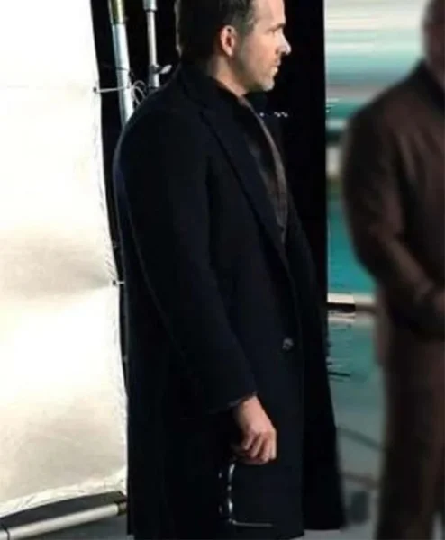 Red Notice Ryan Reynolds Black Coat right.webp