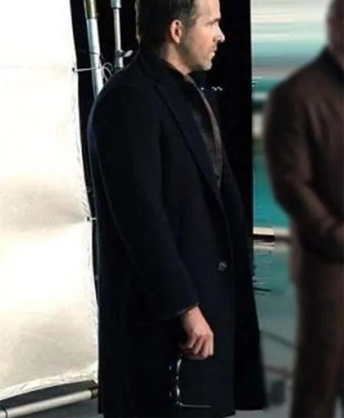 Red Notice Ryan Reynolds Black Coat right.webp